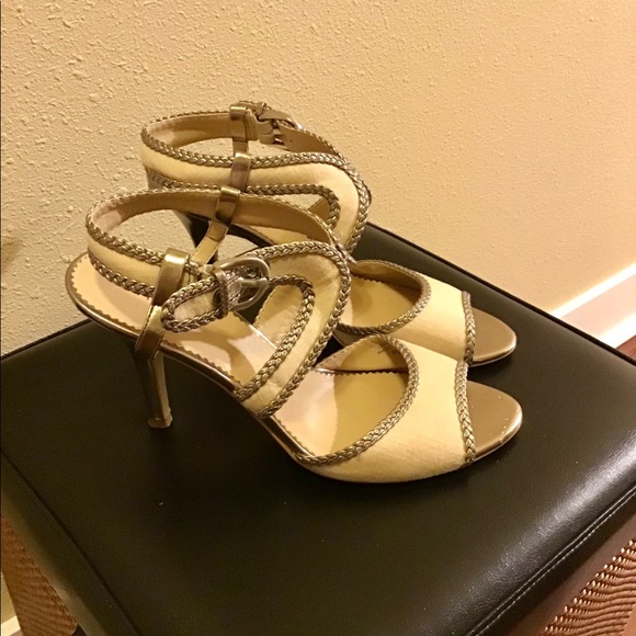 Tahari Shoes - LN ❤️DARLING 4” HEELS PURCHASED AT NORDSTROMS. LIKE NEW. BEAUTIFUL NEUTRAL COLOR